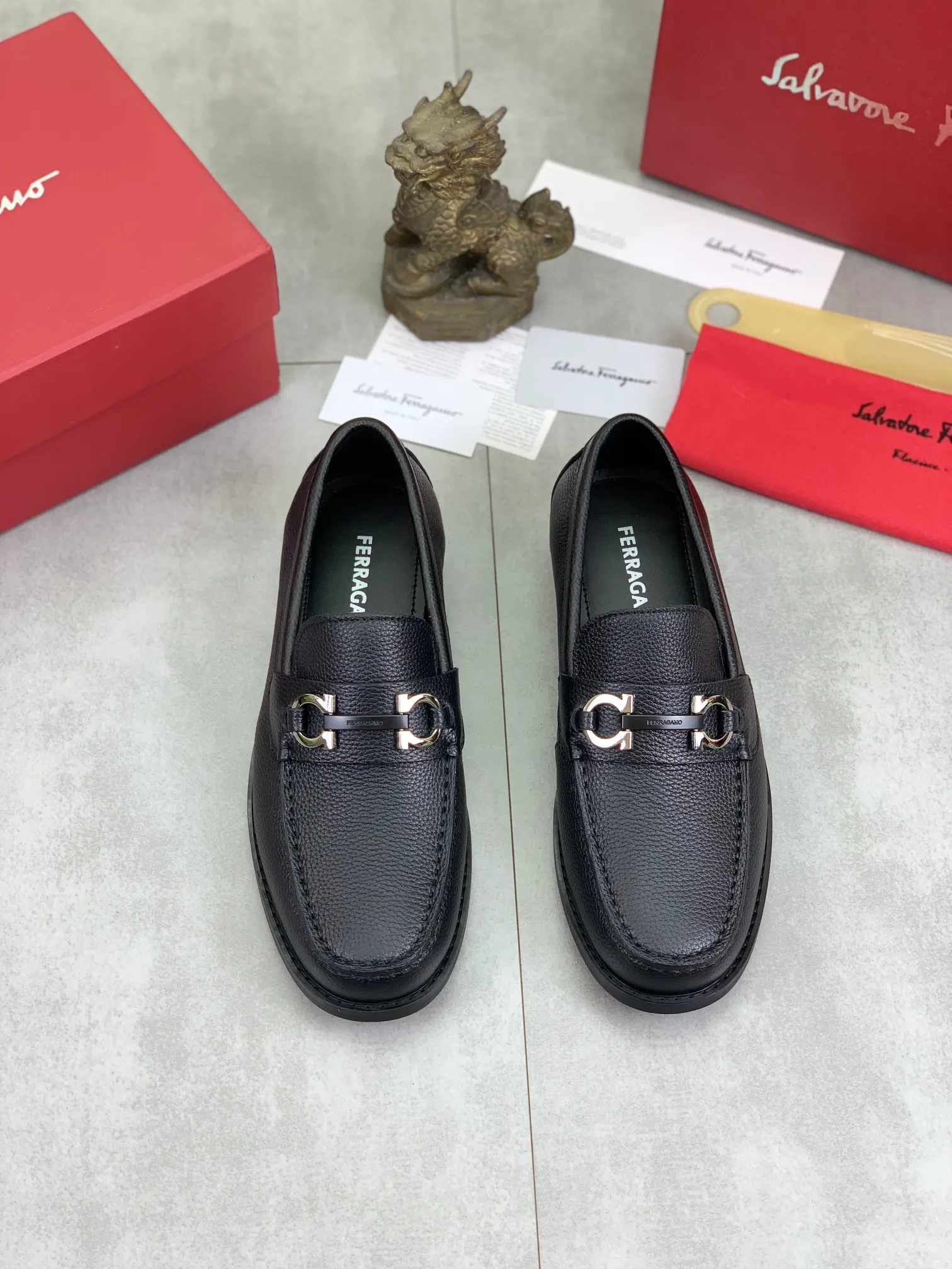 Men's Men's Shoes 💰P460💰[New Style] Water-dyed Niuli 🆘[Salvatore Ferragamo] Ferragamo's latest casual business leather shoes for men! Available at counters simultaneously! The fabric is made of specially imported original calfskin, the lining is made of imported water-dyed cowhide, and the original combination outsole is absolutely luxurious and leads the fashion trend. Matching code: 38-45; 3️⃣ colors available